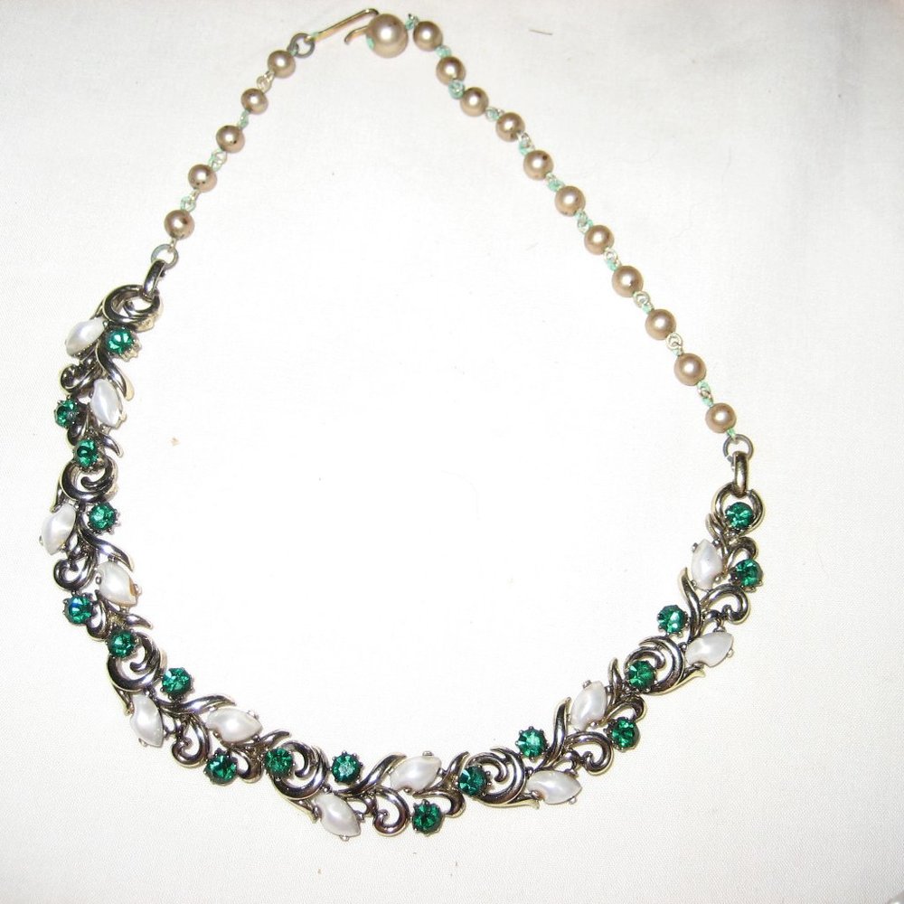 Vintage Lisner  green rhinestone/ faux pearl choke